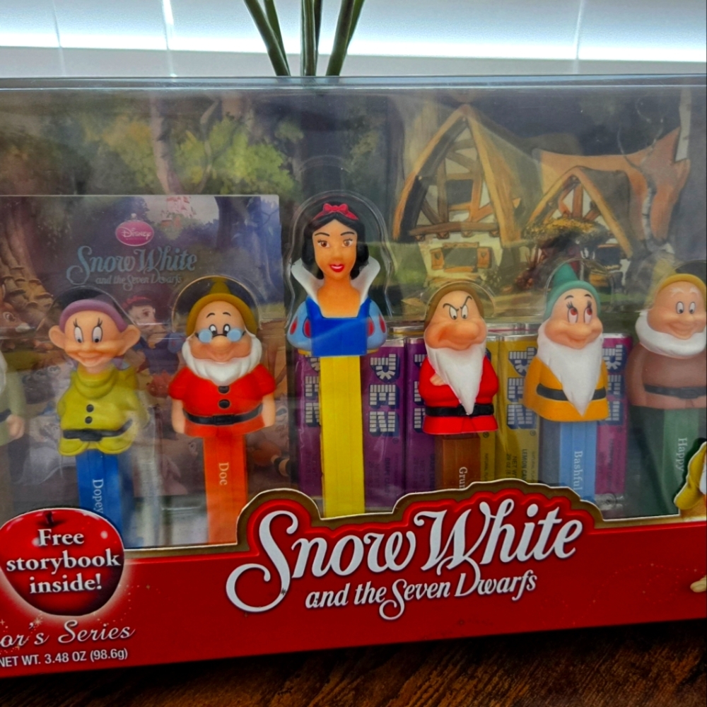 NIB Snow White and the Seven Dwarfs PEZ Dispenser Set Storybook Limited Edition